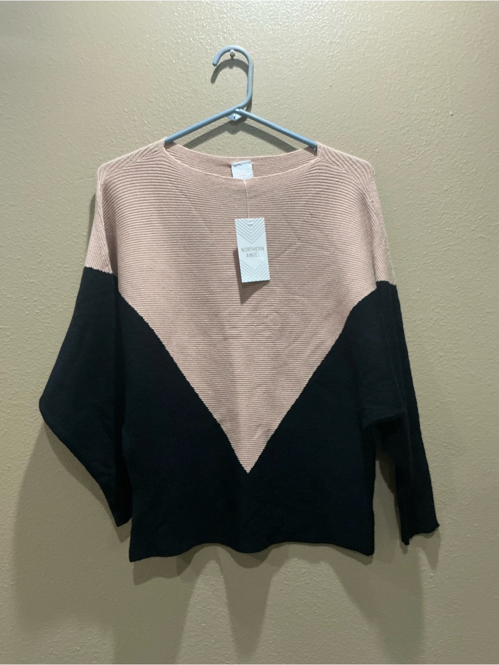 Two-Tone V-Block Pullover bluce - Blush & Black